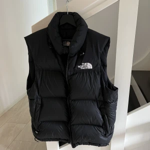 The North face väst unisex - Köpt på zalando för 2800kr storlek L. Endast använd 1 gång.