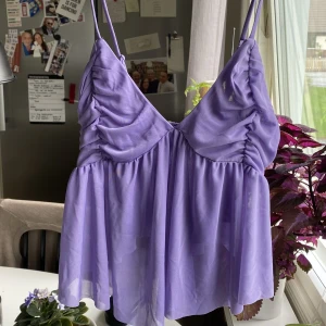 Urban outfitters topp - Topp/linne med justerbara band från Urban outfitters. Aldrig använd och i nyskick!