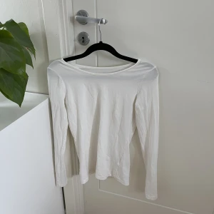 Basic vit tröja  - Säljer denna sköna basic tröjan från Cubus som knappt är använd 