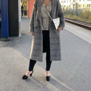 Monki kappa strl M - Supersnygg och knappt använda Kappa från Monki. Perfekt nu på hösten. Funkar både till fint och med ett par sneakers och jeans. 