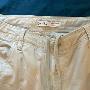 Cargo byxor  - Ett par cargo byxor som är helt nya, aldrig använt de endast testade! Storlek 38 EUR