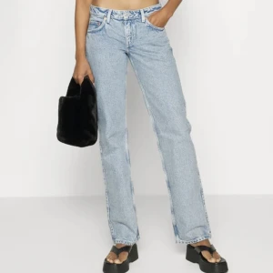 Jeans - Snygga ljusblå jeans från Weekday (modellen Arrow) som jag säljer pga tyvärr är för små. Är i allmänhet bra skick. Köpare betalar frakt. Är i storlek W24 L30 