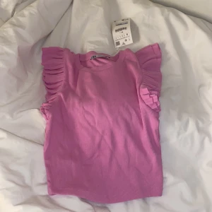 Zara tröja  - Säljer även denna jätte fina rosa zara tröjan, säljer pågrund av att den inte riktigt är min stil! Nyskick då prislappen är kvar men aldrig använd! 