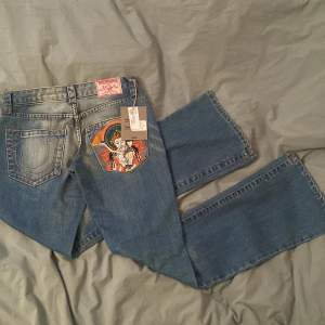 Jätte fina låg midjade, bootcut true religion jeans med fin broderad ficka. Kostar egentligen 3000 (kvitto fortfarande kvar). Lite förstörd vid dragkedjan men kan lätt fixas på skrädderi!