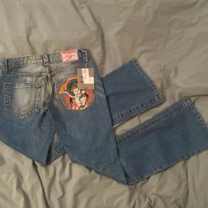 True religion- Lågmidjade bootcut jeans - Jätte fina låg midjade, bootcut true religion jeans med fin broderad ficka. Kostar egentligen 3000 (kvitto fortfarande kvar). Lite förstörd vid dragkedjan men kan lätt fixas på skrädderi!