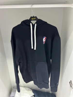 Nba hoodie  - Nba tröja som använts Max 4 gånger. Köpt för 900kr. Säljer den för 350kr. Storlek M