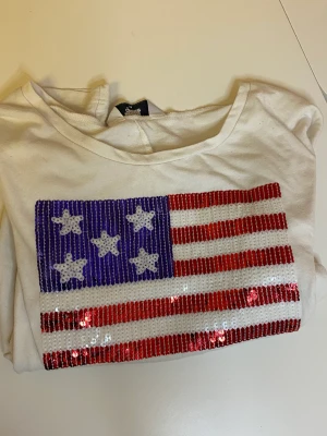 Vit långärmad tunn tröja den en flagga på  - Helt oanvänd vitt och en flagga på 