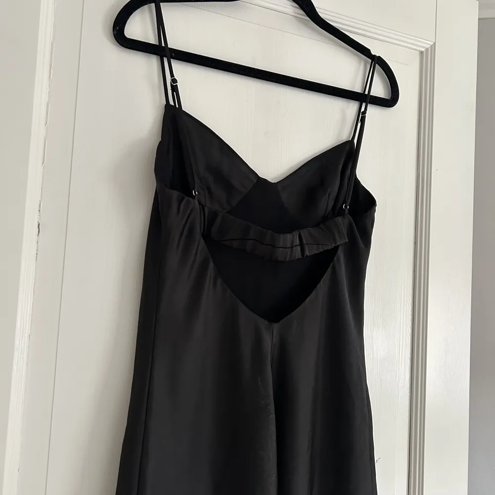 Säljer denna söta satin klänningen från zara!!💕😇 Öppen i ryggen. Klänningar.