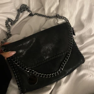 Väska - Säljer denna väska, använd 1gång, nypris ca 300kr🙌