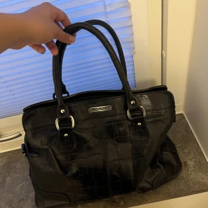 Handväska  - Vanlig handväska i färgen märke the monte. Många fick innuti. Nytt pris 1200kr