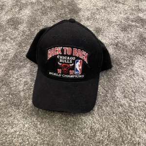Chicago bulls keps - Chicago bulls keps som jag köpte för ett tag sedan som jag knappt använd.   One size 