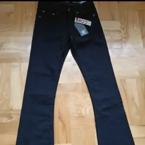 ett par jätte fina crocker jeans helt nya och oanvända (endast testade) säljer de nu för de tyvärr blev lite för korta på mig är nästan 170 cm lång! Nypris 700 men säljer den för 250🫶🏻 (priset kan diskuteras) storlek S men funkar även som XS också!☺️
