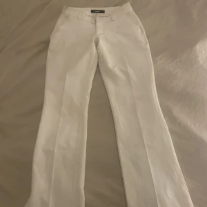 Lågmidjade kostymbyxor, vit - Lågmidjade kostymbyxor från Bikbok i strl 34. Säljer pga försmå för mig, använda fåtal gånger💘
