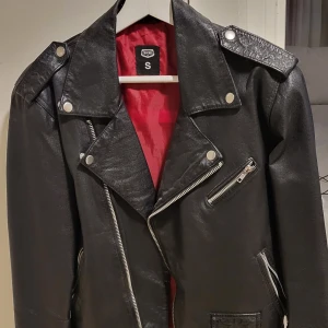 Skinnjacka S  - Crooker Skinnjacka i S storlek bra stick