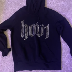 Hov1 merch - Hov 1 hoodie i storlek s