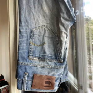 G-STAR JEANS - Asfeta g-star jeans med cool wash. Kommer tyvärr inte till användning och är bara använda några enstaka gånger. Bra skick och inge tydliga defekter🌟 Priser kan diskuteras vid snabbt affär!