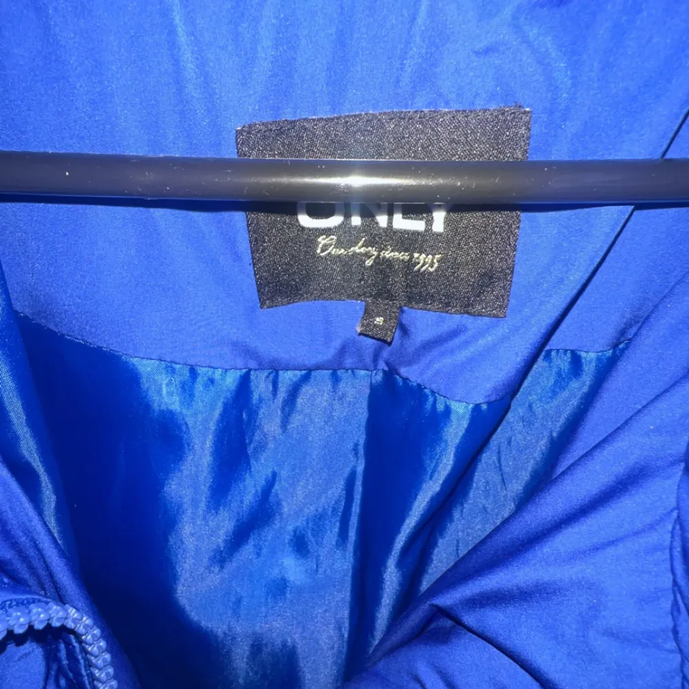 Säljer denna fina blåa jacka för att den inte kommer till någon användning. Den är köpt på zalando. Köparen står för frakten, men priset kan diskuteras!. Jackor.