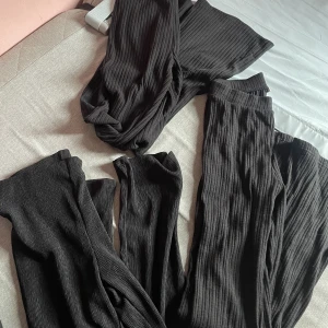 Utsvängda/raka byxor - Alla är i storlek s,  70kr styck