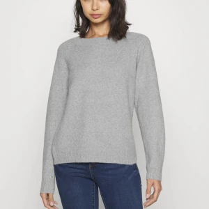 Vero Moda stickad tröja - Säljer denna ass snygga tröja ifrån vero Moda, den är helt ny så den är i bra skick och aldrig andvänd, säljer då den inte riktigt var min stil! Kom privat för fler bilder❤️