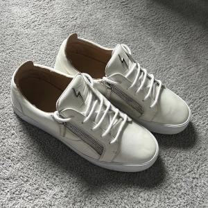 Giuseppe Zanotti skor - Säljer nu mina i princip oanvända Giuseppe Zanotti skor i färgen vit, strlk 44. Nypris: ca 6500kr, Mitt pris: 2800! Dustbag och kvitto medföljes. Hör av er vid funderingar och skicka gärna prisförslag!