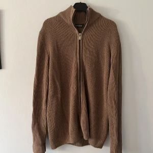 Stickad tröja - Brun stickad tröja med dragkedja hela vägen, från Dressman! I nyskick.