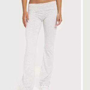 Lågmidjade yoga pants - Säljer mina låg byxor från Nelly som vart slutsålda ett tag , inte så stretchiga som jag troddde därav säljer jag dom:) (Behöver inte budas utan kan köpas dirket vet bara inte hur man tar bort budning)