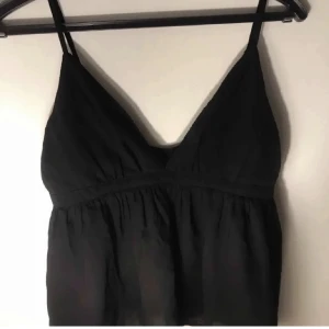 Bikbok topp - Jättefin volangtopp ifrån bikbok som inte säljs längre. Skriv för fler bilder eller frågor. 😊säljer då den inte används. Justerbara band! Passar XS/S