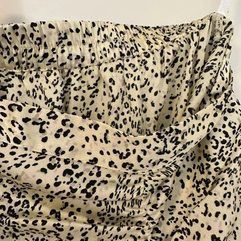 Leopardmönstrad långkjol med resorband där bak vilket gör det stretchigt😍🤩. Kjolar.