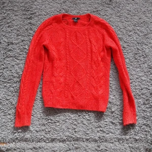 Tröja - Röd tröja. Storlek xs. Passar en vanlig S också. Använd men fin. Från HM.