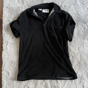 Selected Homme frotté piké - Säljer denna frotté piké från Selected Homme. Använd fåtal gånger eftersom har tröttnat på den. Bra skick. Bara att skriva om funderingar! 