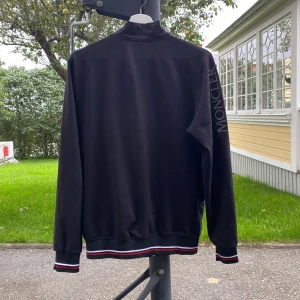 Moncler zip - Moncler zip.   bra skick! säljer eftersom den är för liten för mig