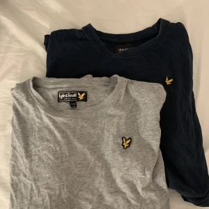 lyle&scott t-shirt - säljer två Lyle&Scott t-shirtar som är använda fåtal gånger💕en mörkblå och en grå, nypris ca 250 styck. säljer båda för 300, passar någon som har S men också M💕pris kan diskuteras