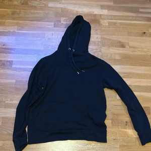 Hoodie  - Svart hoodie, bra skick  