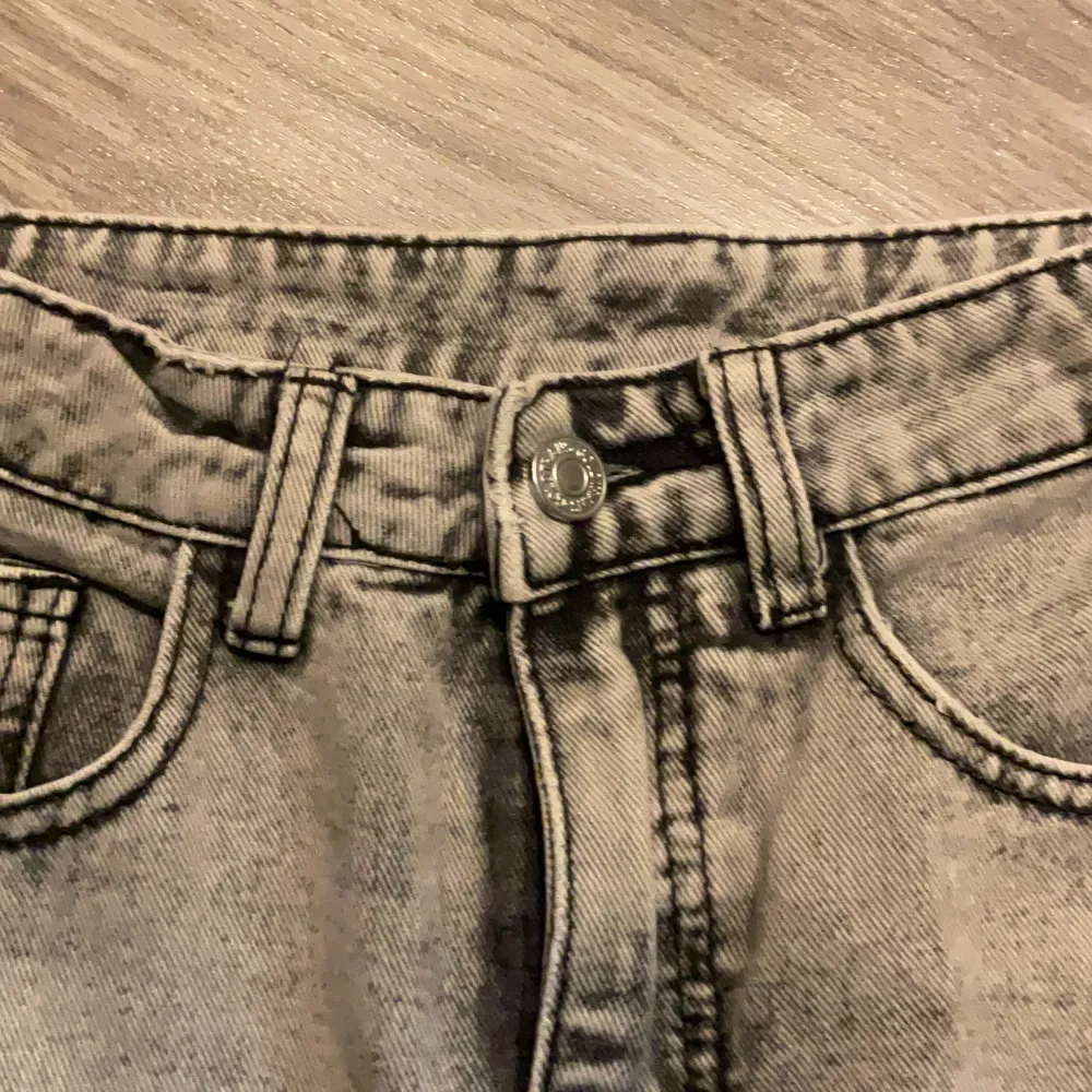 Supersnygga, trendiga Ripped jeans i en ljusgrå färg och skönt tyg. Jeans & Byxor.