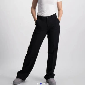 Kostymbyxor  - Kostymbyxor som aldrig kommit till användning, säljer då dom är för långa. Köpte de för 599kr & vill bara bli av me dom därav det billiga priset. Skriv privat om du vill veta mått, pris går oxå att diskutera💕