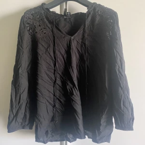 Blus - Säljer denna superfina blus. Kontakta mig vid intresse och köparen står för frakten💕