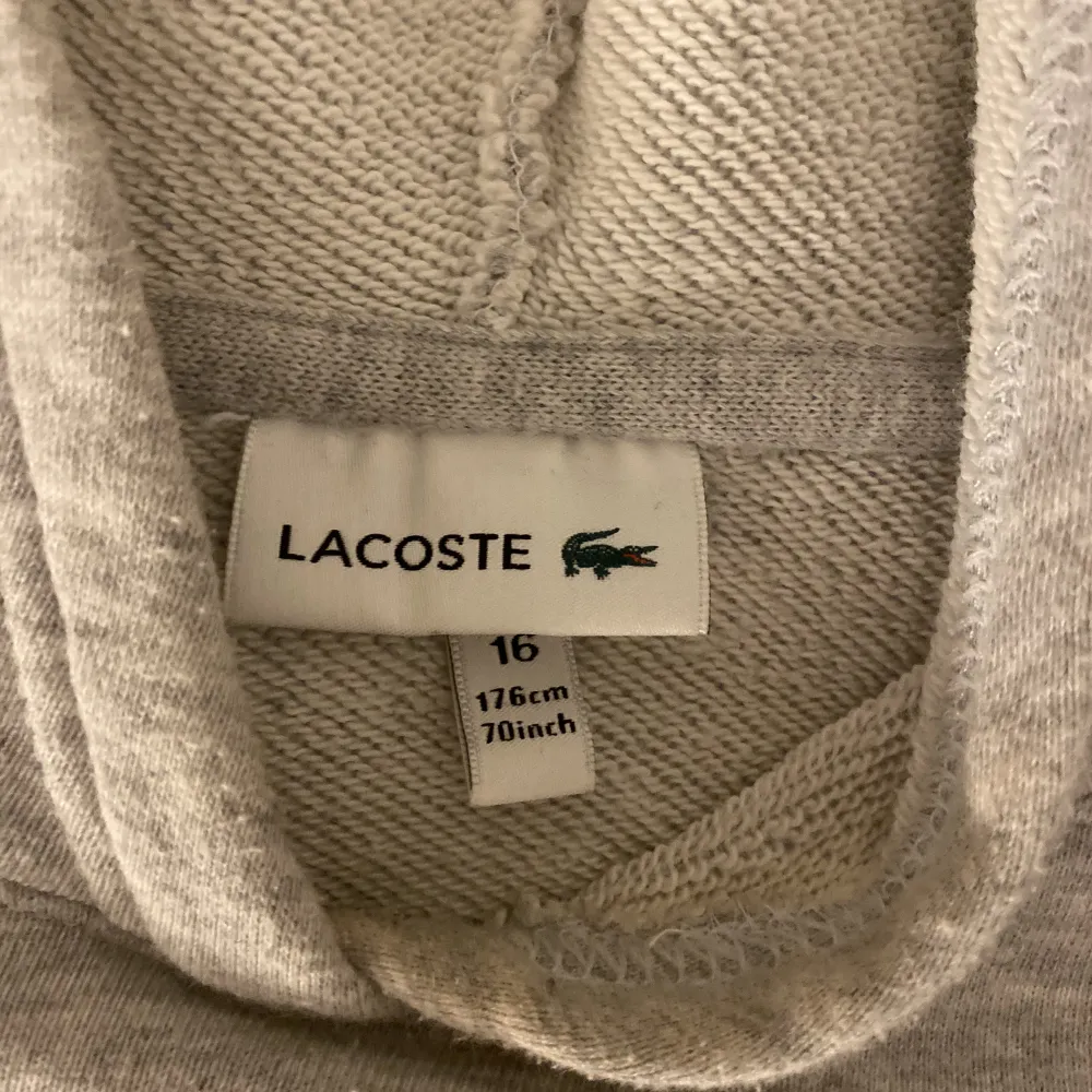 Grå jätte skön Lacoste hoodie, använd få tal gånger, köpt för 700kr💕skriv privat om du har frågor pris kan även diskuteras . Hoodies.