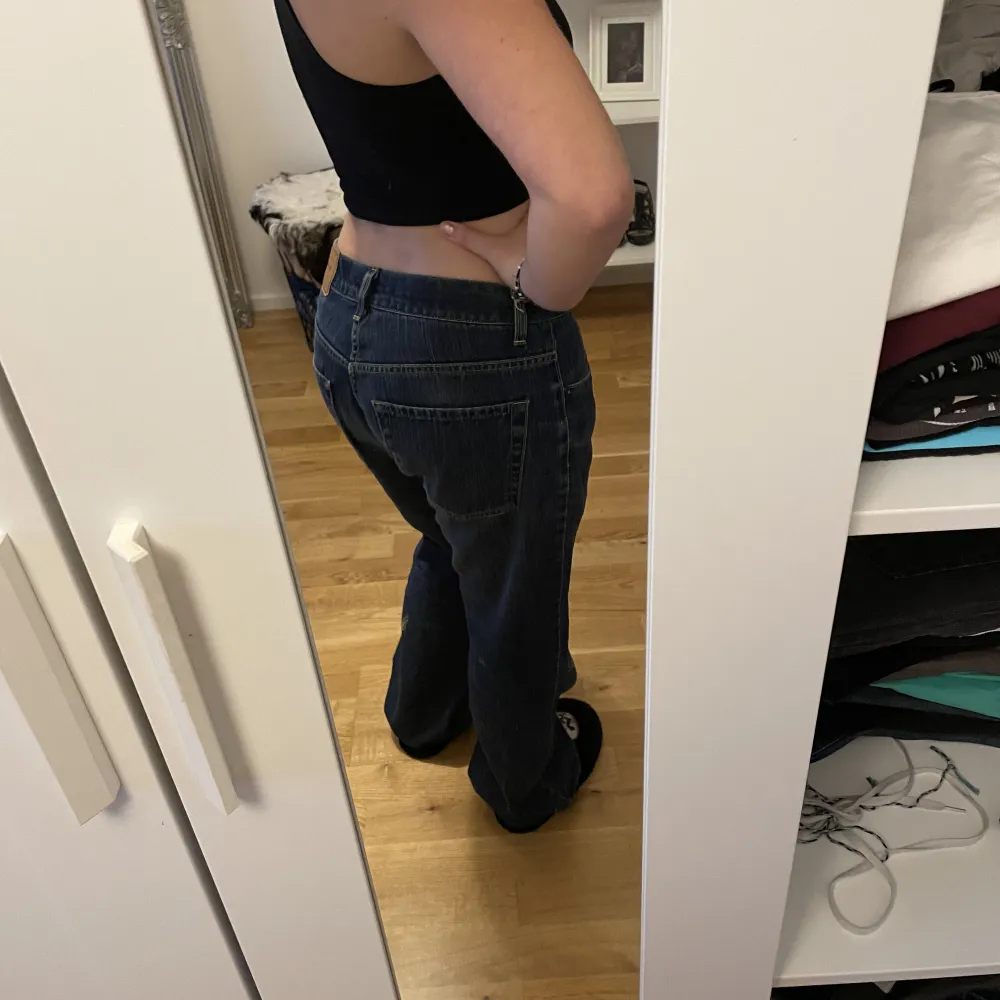 min vän är 160 för referens. passar lite längre oxkså då dom är lite långa. bra skick, endast lite slitna nedtill då dom varit för långs för mig. . Jeans & Byxor.