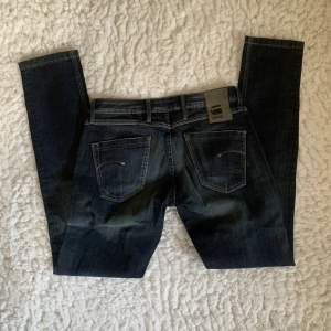 Snygga lågmidjade jeans från g-star, midjemått:36💕 längd:32 säljer för de tyvärr inte passar. Hör av er om ni undrar 💕