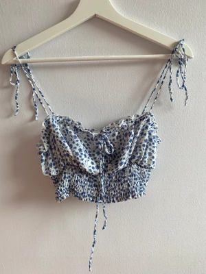 Sommartopp - Supersöt sommartopp, knappt använd. Kan skicka fler bilder om önskas