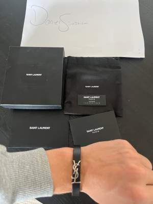 Ysl svart läder armband  Kvitto finns, köpt på NK Stockholm 
