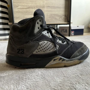 Jordan 5 anthricite  - Jordan 5 anthricite i relativt bra skick förutom lite tappad färg på sidan av ena skon(kolla bild) skriv vid intresse eller frågor✌️ glöm inte kolla in min profil och följ för mer kläder.😊 pris kan nästan alltid diskuteras