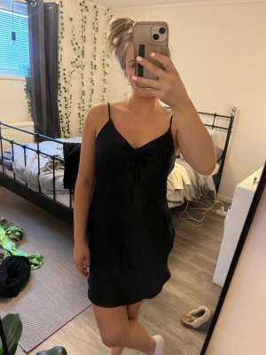 Klänning - Superfin satin klänning med snörning där framme, den är ifrån bikbok och aldrig använd💕