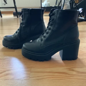 Platå-klack skor - Fin kvalite då jag endast använt dem fåtal gånger, ingen slitning alls på fakelädret , skriv vid fler frågor/bilder 💕märke public desire 