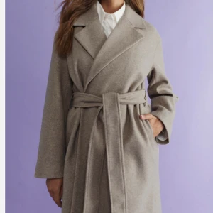 Kappa - Fin höst kappa som aldrig är använd. Ser ut som ny, från Ginatricot. Storlek 36 på kappan och passar storlek S och M. Skriv för fler bilder!