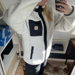 Carharrt jacka - Superfin höst jacka som tyvärr inte har kommit till så mycket använing, Vit Carharrt jacka i st m jag är i vanliga fall en s och den sitter lite baggy på mig, hör av er vid fler bilder