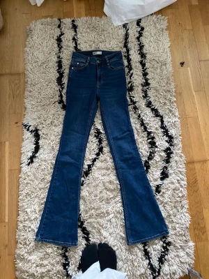 Bootcut - Oanvända , trendiga bootcut från Gina 