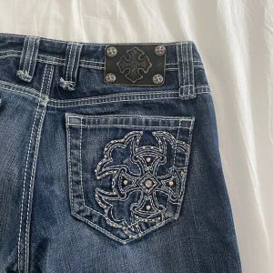 Miss me jeans  - Tryck gärna på köp nu💗 säljer nu mina superfina low waist miss me jeans 💗 köpte här på plick för ett tag sedan men dom är i väldigt fint skick, dom har dock ett jättelitet hål nere vid foten (se bild 2)💗