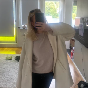 Kappa - Vit kappa från Moa Matsson x nakd, min favorit jacka till höst o vinter!!💕tvättar innan ja skickar den såklart 