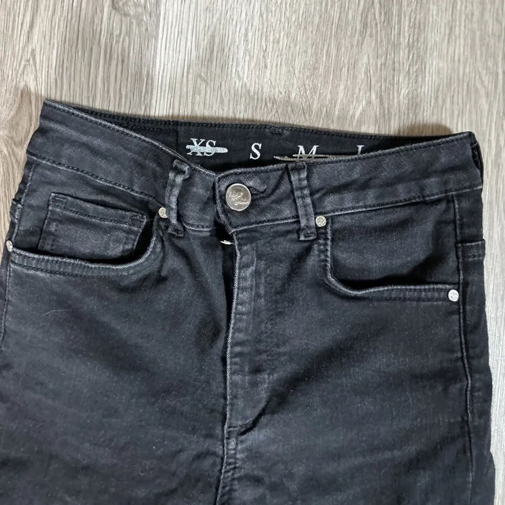 Svarta skinny jeans. Köp gärna via köp nu 🩷. Jeans & Byxor.